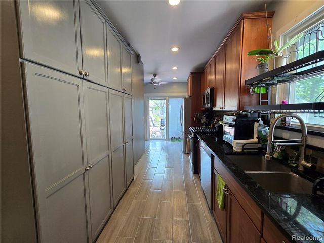 22911 Maple Avenue, Farmington, MI 48336