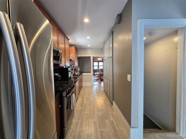 22911 Maple Avenue, Farmington, MI 48336