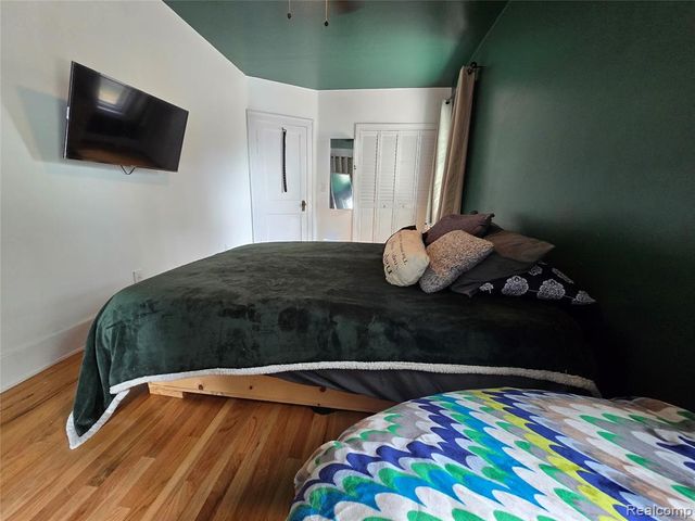 22911 Maple Avenue, Farmington, MI 48336
