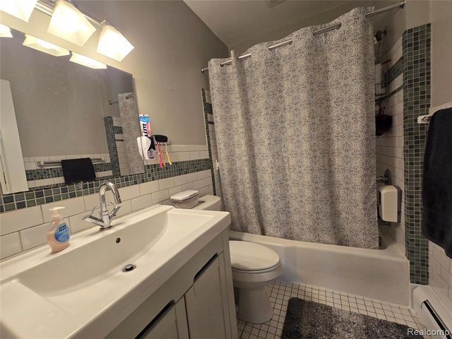 22911 Maple Avenue, Farmington, MI 48336