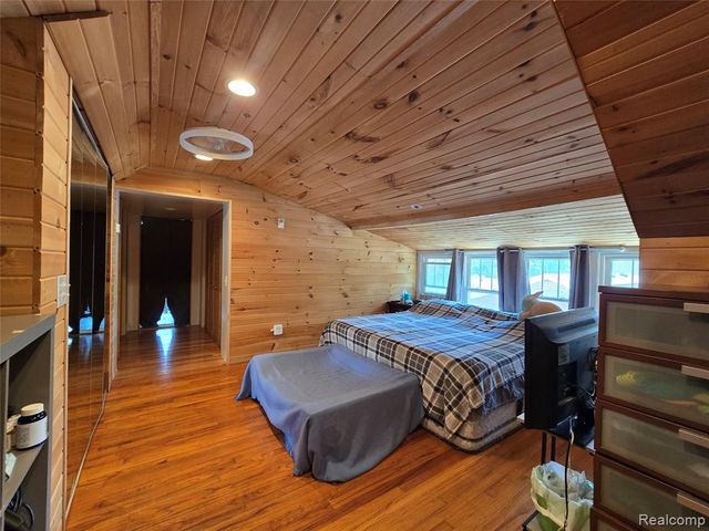 22911 Maple Avenue, Farmington, MI 48336