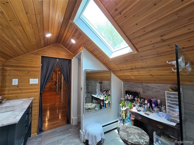 22911 Maple Avenue, Farmington, MI 48336