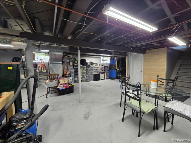 22911 Maple Avenue, Farmington, MI 48336