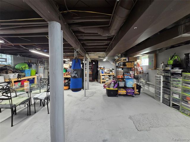 22911 Maple Avenue, Farmington, MI 48336