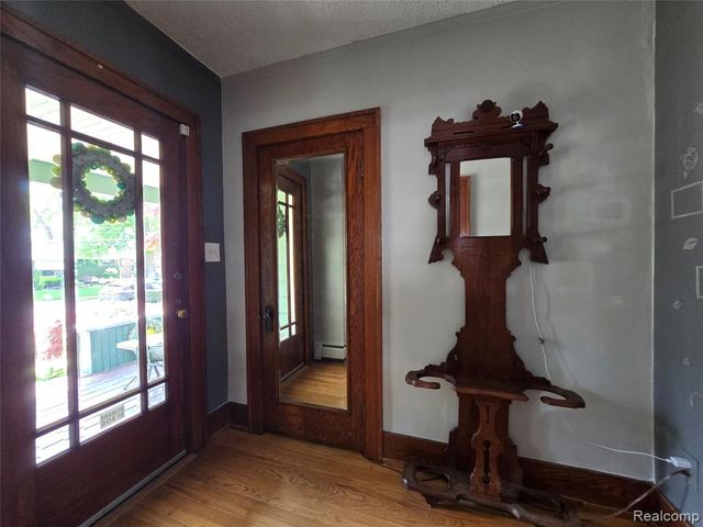 22911 Maple Avenue, Farmington, MI 48336