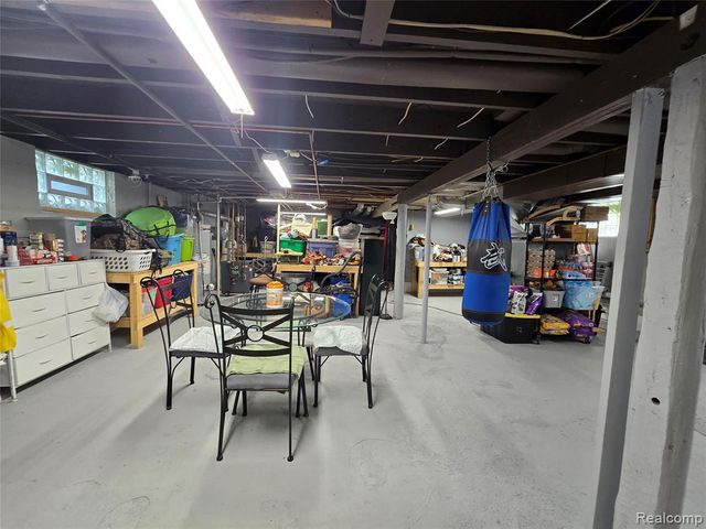 22911 Maple Avenue, Farmington, MI 48336