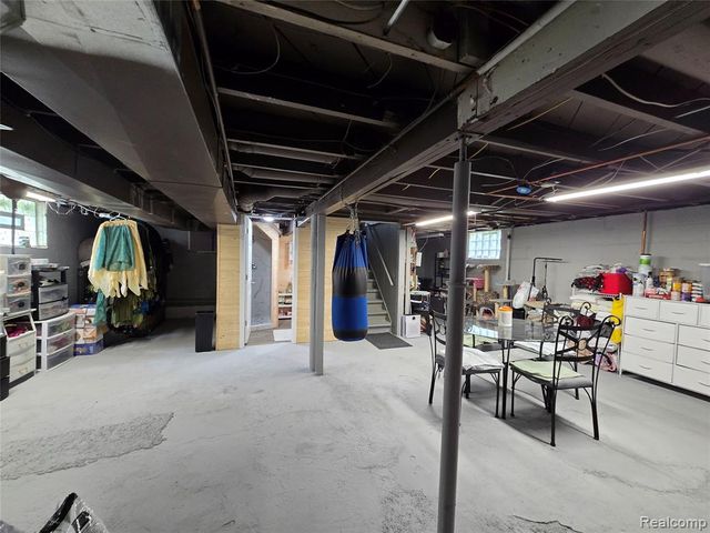22911 Maple Avenue, Farmington, MI 48336