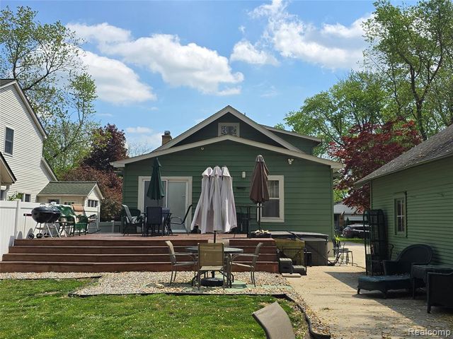 22911 Maple Avenue, Farmington, MI 48336