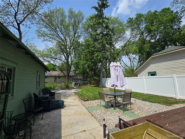 22911 Maple Avenue, Farmington, MI 48336