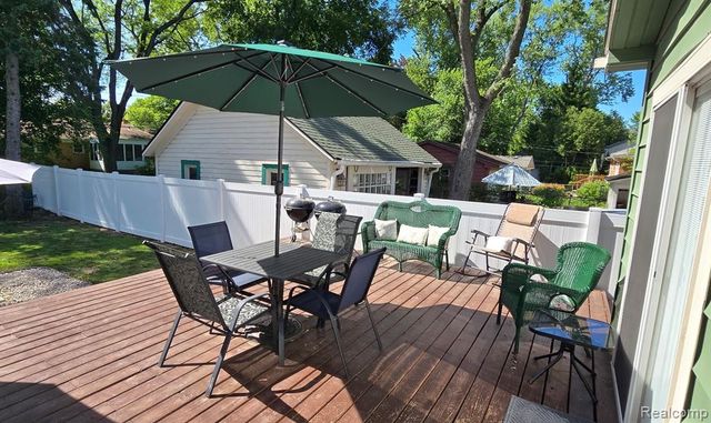 22911 Maple Avenue, Farmington, MI 48336