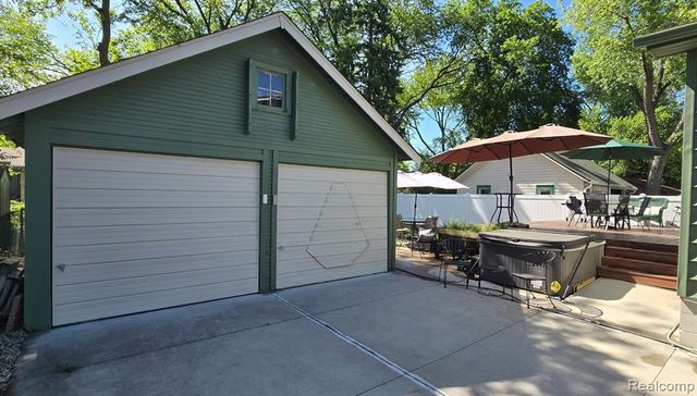 22911 Maple Avenue, Farmington, MI 48336