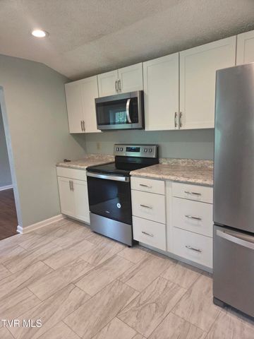 623 East 6th Avenue, Big Stone Gap, VA 24219