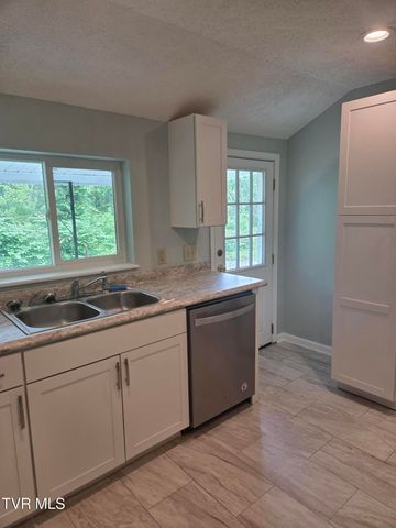 623 East 6th Avenue, Big Stone Gap, VA 24219