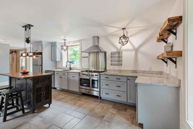 1276 County Road, Cataumet, MA 02534