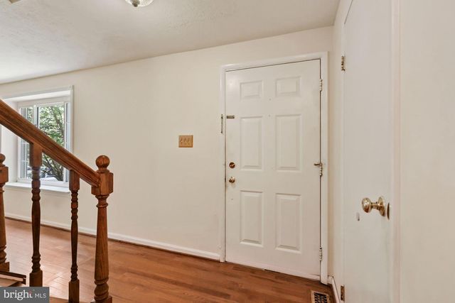 9404 MIRROR POND DR, Fairfax, VA 22032