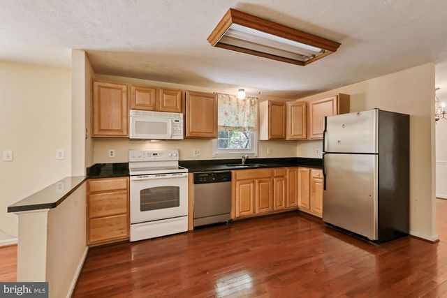 9404 MIRROR POND DR, Fairfax, VA 22032
