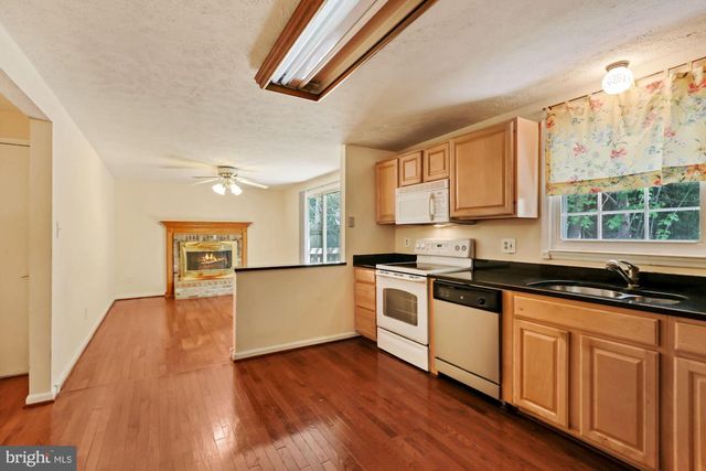 9404 MIRROR POND DR, Fairfax, VA 22032