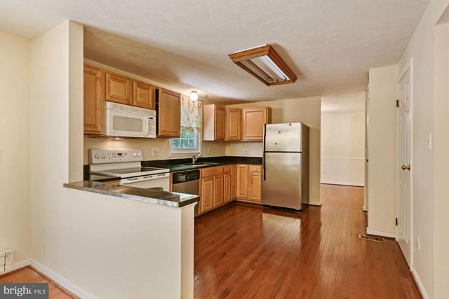9404 MIRROR POND DR, Fairfax, VA 22032