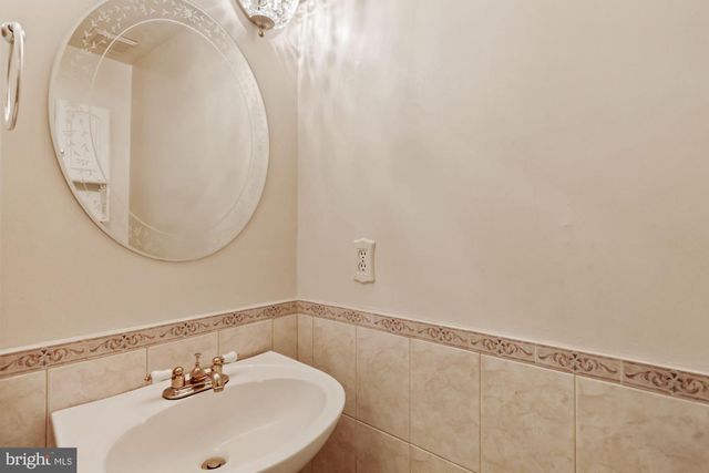 9404 MIRROR POND DR, Fairfax, VA 22032