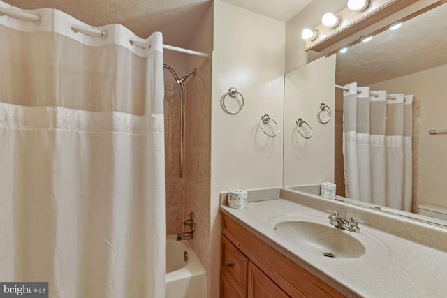 9404 MIRROR POND DR, Fairfax, VA 22032