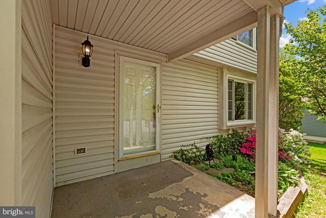 9404 MIRROR POND DR, Fairfax, VA 22032