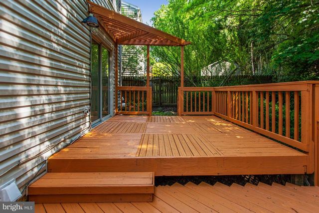 9404 MIRROR POND DR, Fairfax, VA 22032