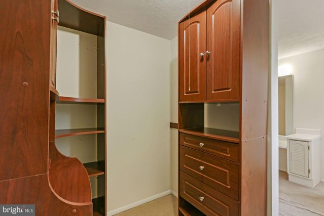 9404 MIRROR POND DR, Fairfax, VA 22032