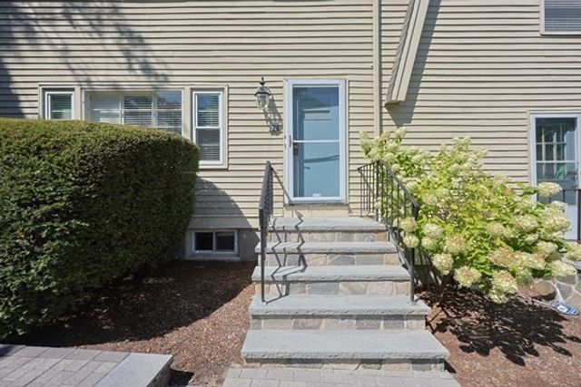 26 Pleasant St B, Wellesley, MA 02482