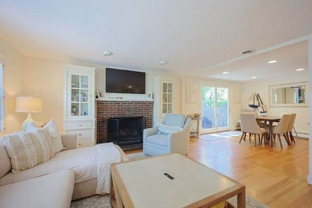 26 Pleasant St B, Wellesley, MA 02482