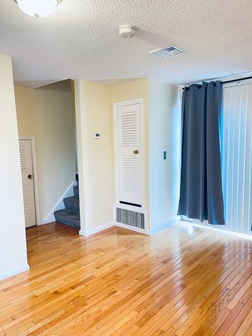 1036 Middlesex St 9, Lowell, MA 01851
