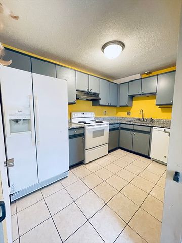 1036 Middlesex St 9, Lowell, MA 01851