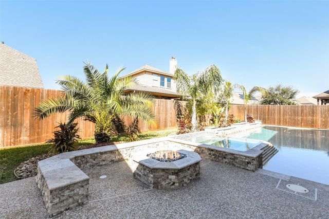 285 W Fork Drive, League City, TX 77573