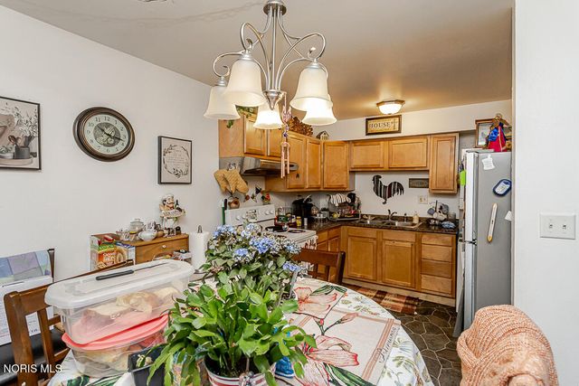 3693 Lakepointe Drive, Northwood, OH 43619