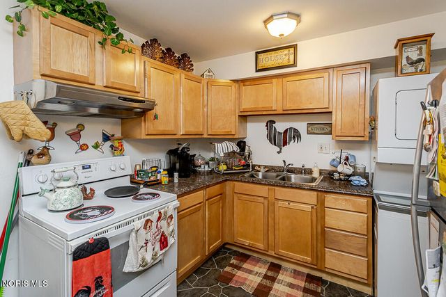 3693 Lakepointe Drive, Northwood, OH 43619