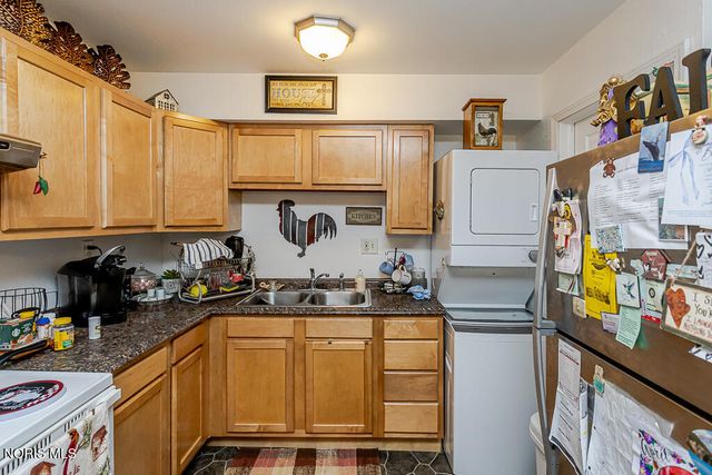 3693 Lakepointe Drive, Northwood, OH 43619