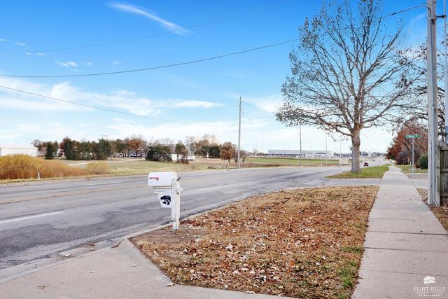 2303 College Avenue, Manhattan, KS 66502