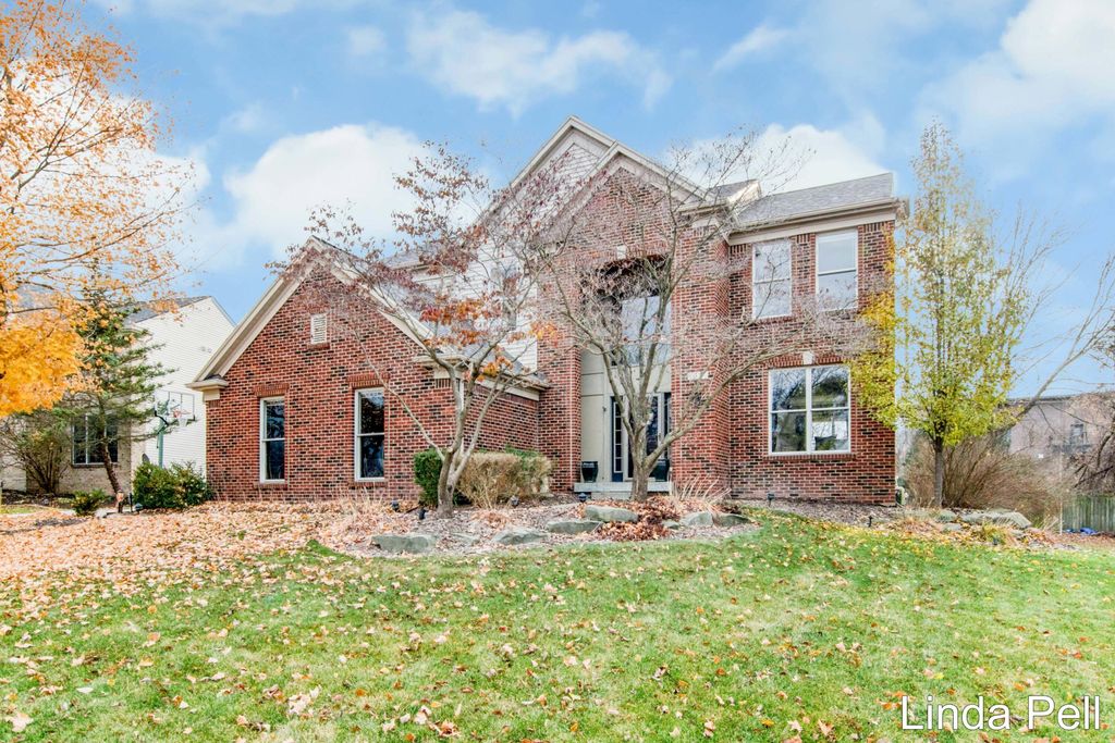 33 Fox Point Court Ne, Ada Twp, MI 49301