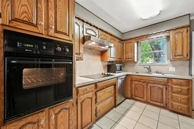 1221 Simpson Drive, Hurst, TX 76053