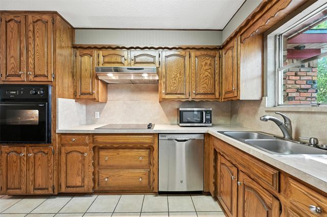 1221 Simpson Drive, Hurst, TX 76053