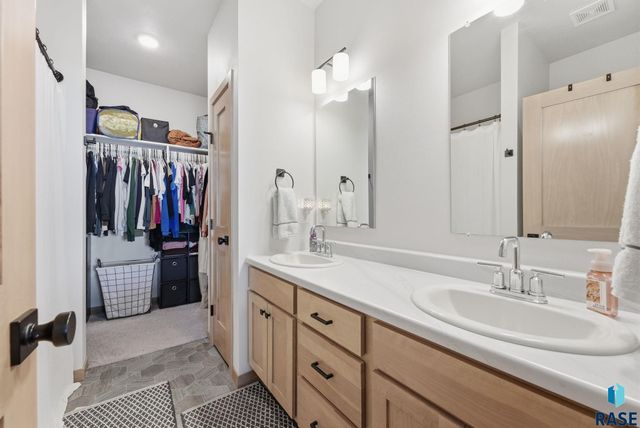 8032 E Tencate Pl Place, Sioux Falls, SD 57110