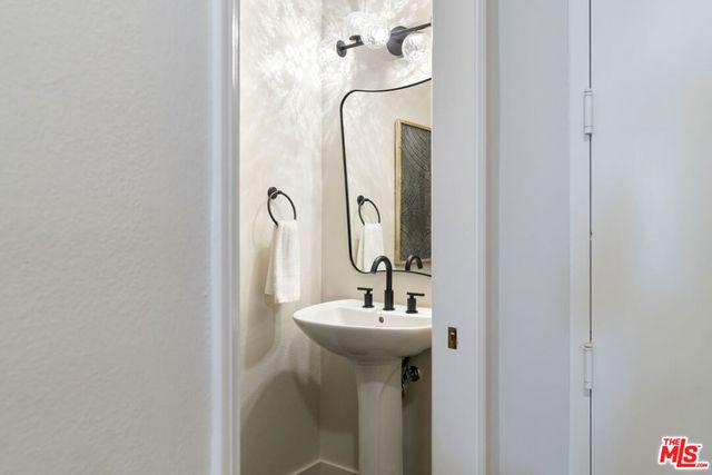 11628 Montana Avenue 208, Los Angeles, CA 90049