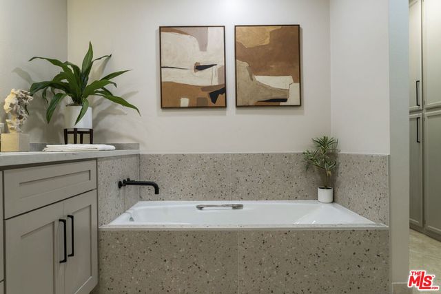 11628 Montana Avenue 208, Los Angeles, CA 90049