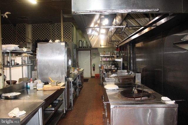 33 S WHITE HORSE PIKE PIKE S, Stratford, NJ 08084