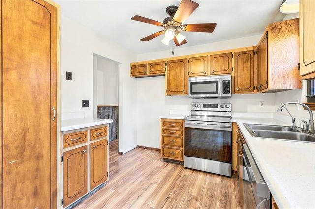 128 SW 18TH Street, Oak Grove, MO 64075