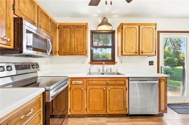 128 SW 18TH Street, Oak Grove, MO 64075