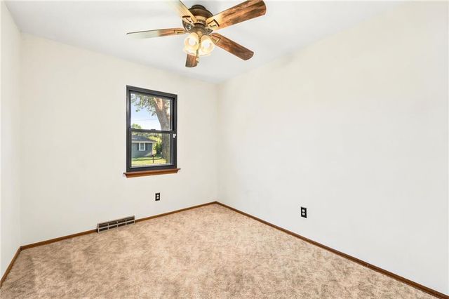 128 SW 18TH Street, Oak Grove, MO 64075