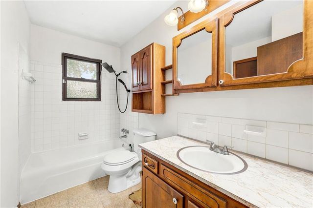128 SW 18TH Street, Oak Grove, MO 64075
