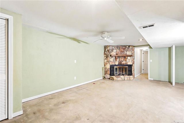 128 SW 18TH Street, Oak Grove, MO 64075