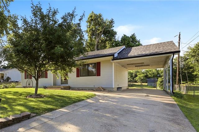 128 SW 18TH Street, Oak Grove, MO 64075