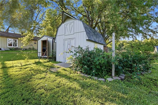 128 SW 18TH Street, Oak Grove, MO 64075